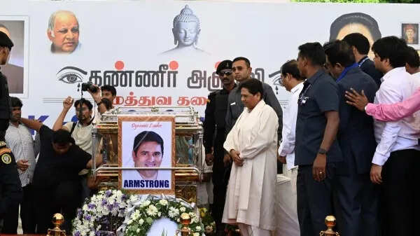 அரசு ஒதுக்கும் இடத்தில் அடக்கம் செய்துவிட்டு வேறு இடத்தில் மணிமண்டபம் கட்டிக் கொள்ளலாம் : நீதிமன்றம்!