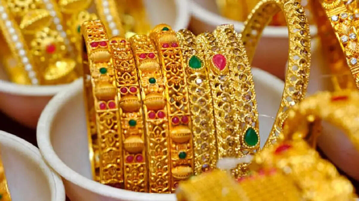 மக்கள் ஷாக்..! ஒரே நாளில் 2 முறை உயர்ந்த தங்கம் விலை..!