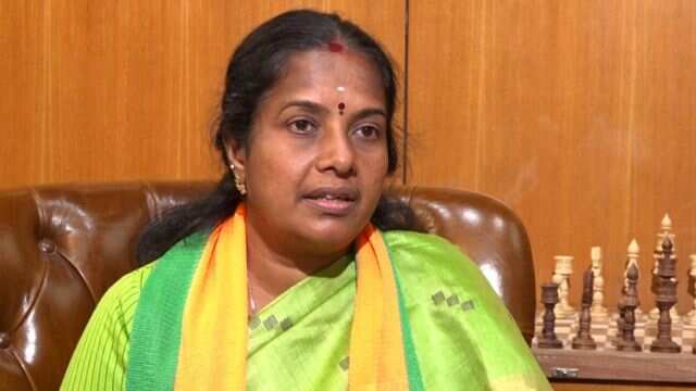 தீட்டு என்பதால் வகுப்பறை வாசலில் தேர்வெழுதிய மாணவி- மனிதத் தன்மையற்ற செயல்: வானதி சீனிவாசன்