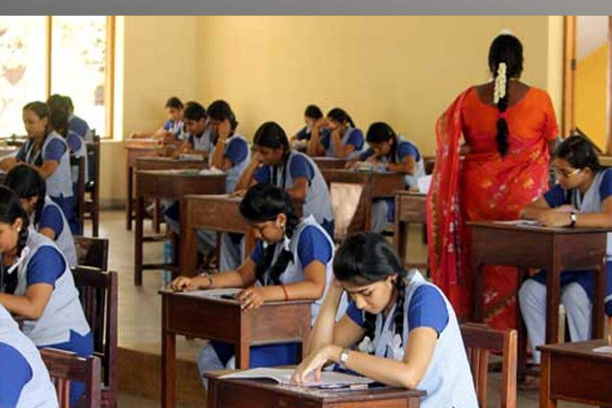 தமிழ்நாடு மற்றும் புதுச்சேரியில் 10ம் வகுப்பு பொதுத்தேர்வு தொடங்கியது
