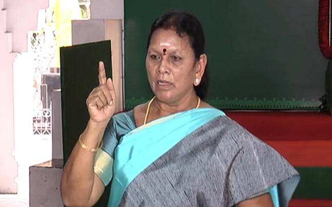 வேலை வாங்கித் தருவதாக மோசடி - அதிமுக முன்னாள் அமைச்சர் சரோஜா சரண்!!