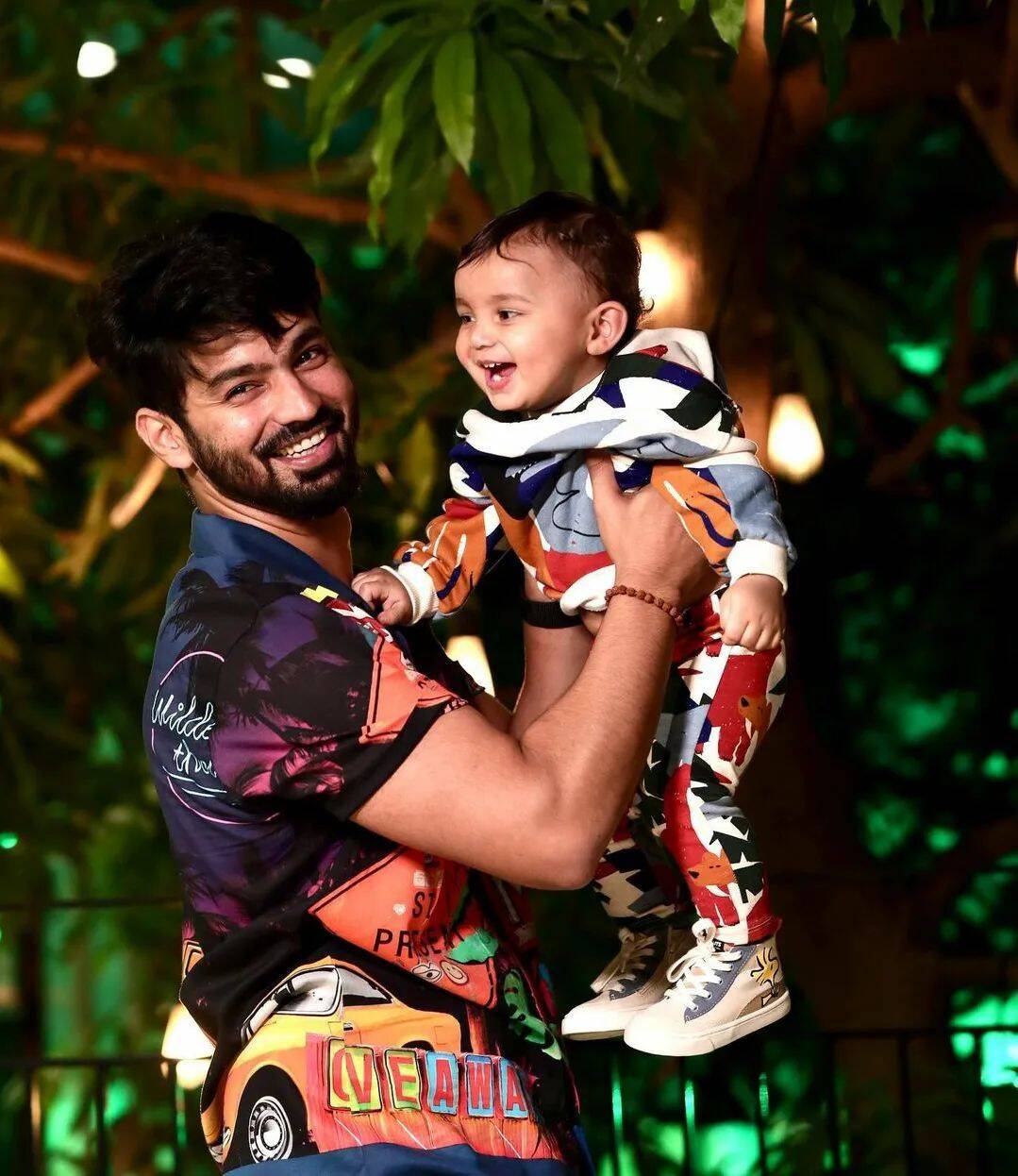 மகனின் பிறந்தநாளை கொண்டாடிய பிரபல நடிகர்.. வைரலாகும் புகைப்படங்கள் !