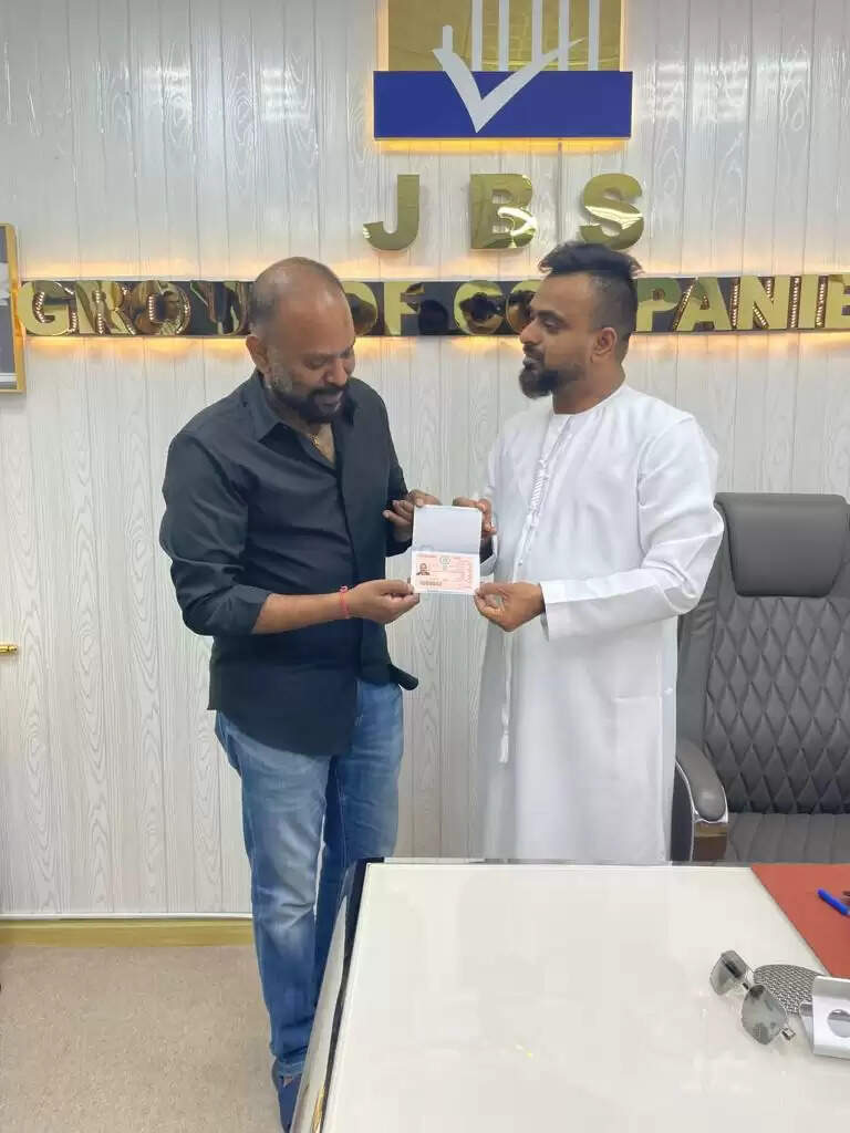 ஐக்கிய அமீரகத்தின் கோல்டன் விசா கௌரவம் பெற்ற இயக்குனர் வெங்கட் பிரபு!