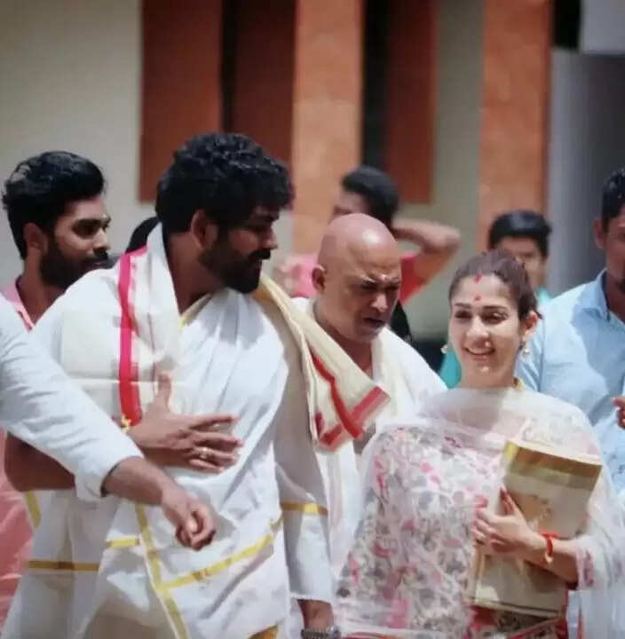 கேரளாவில் மறுவீடு... கொச்சினின் பிரபல கோவிலில் தரிசனம் செய்த விக்கி- நயன் ஜோடி!