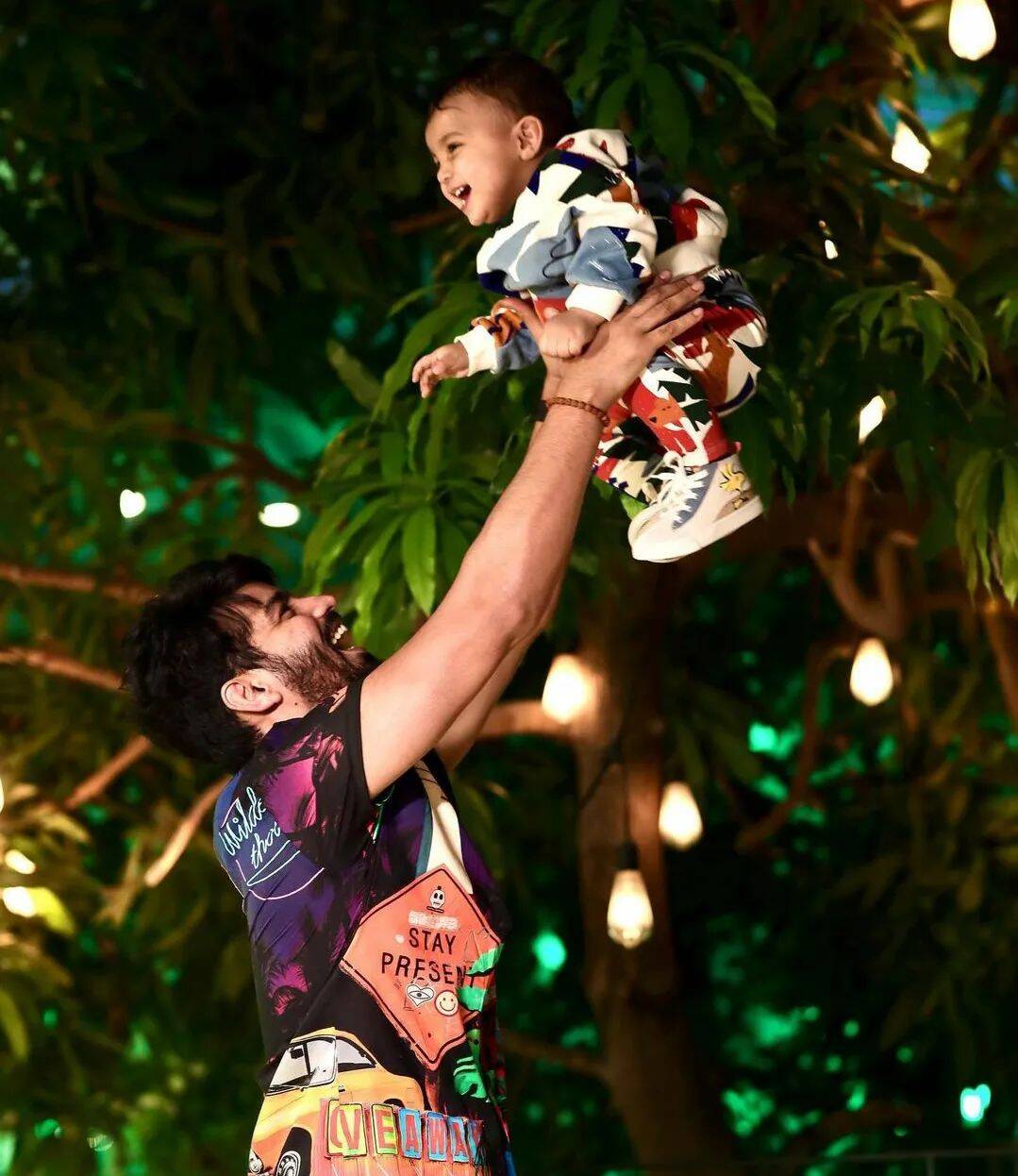 மகனின் பிறந்தநாளை கொண்டாடிய பிரபல நடிகர்.. வைரலாகும் புகைப்படங்கள் !