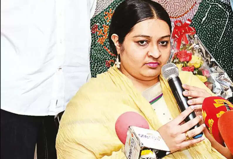 மெரினாவில் என்னை ஓட ஓட விரட்டினார்கள்: ஜெ. தீபா கதறல்