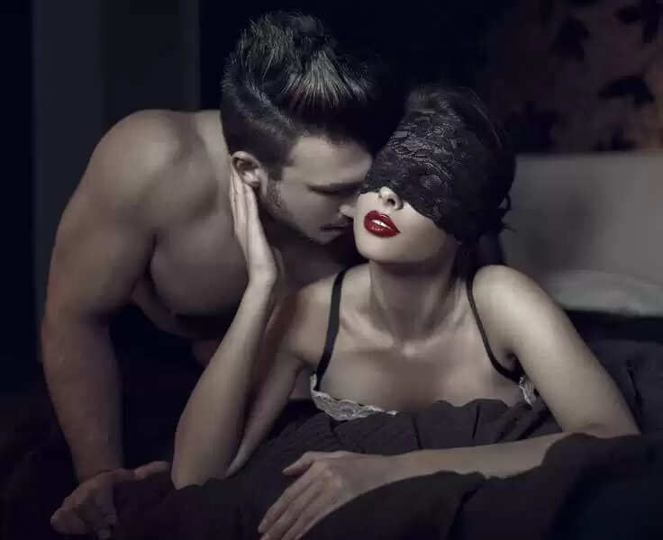 காமம் சார்ந்த படைப்புகள் எப்படி ஆபாச படங்களிலிருந்து வேறுபடுகின்றன? – இந்திய சட்டம் சொல்வது என்ன?