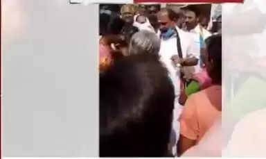 வாக்குகேட்டு வந்த அதிமுக வேட்பாளர் கடம்பூர் ராஜுவை முற்றுகையிட்ட பெண்கள்