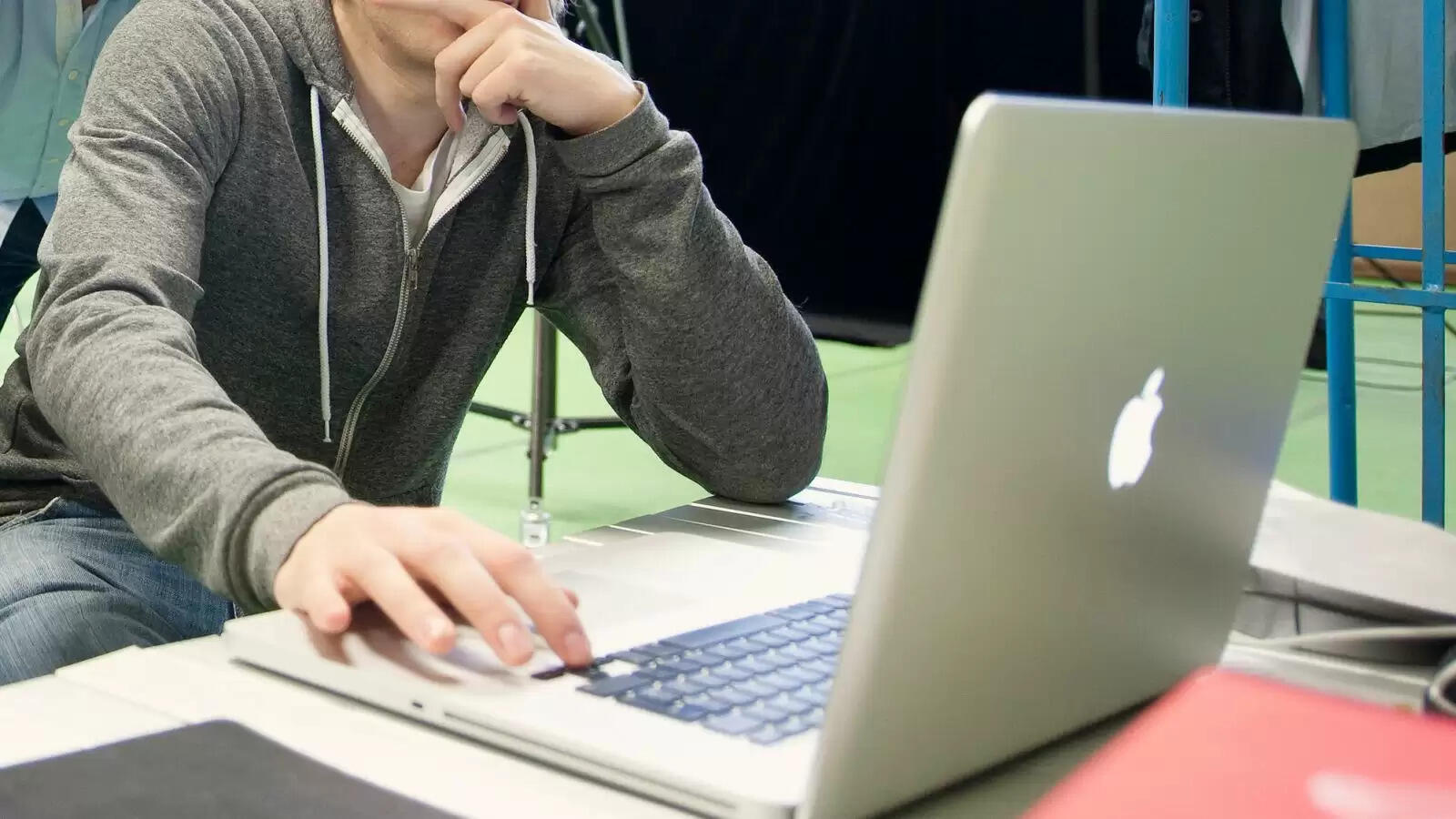 பிட்டு படம் பாக்க வேற இடமே கிடைக்கலையா ராசா?