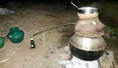 &lsquo;சாராயம் கடத்திய வியாபாரி கைது&rsquo; ஒரே செல்போன் அழைப்பால் போலீஸ்காரருக்கு இழைக்கப்பட்ட அநீதி!