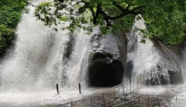   குற்றாலம் அருவிகளில் வெள்ளப்பெருக்கு!