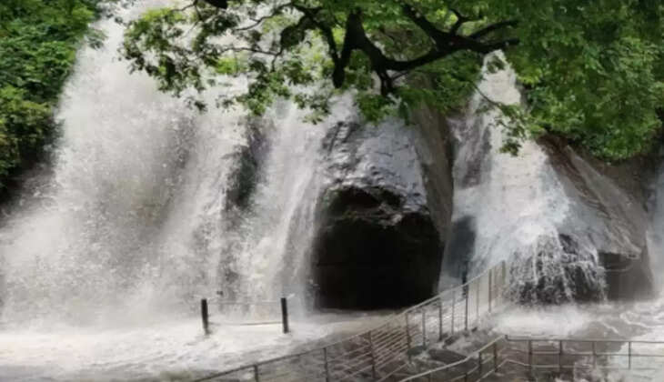   குற்றாலம் அருவிகளில் வெள்ளப்பெருக்கு!