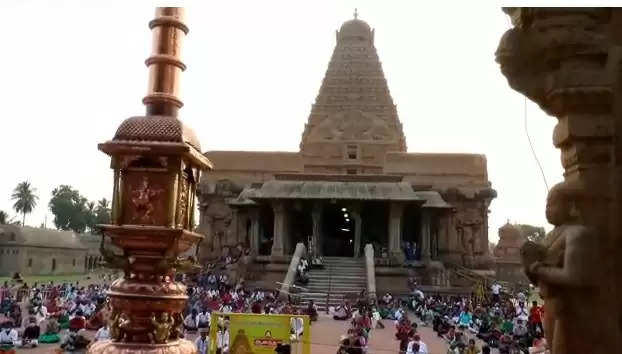பிரதோஷம் – பெரிய கோயில் நந்திகேசுவரருக்கு சிறப்பு அபிஷேகம்
