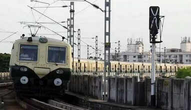 நடுவழியில் பழுதாகி நின்ற ரயில்.. 1 மணிநேரத்திற்கும் மேலாக மின்சார ரயில் சேவை பாதிப்பு ..&nbsp;