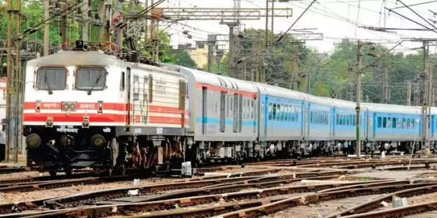 சில நிமிடங்களில் விற்றுத்தீர்ந்த முன்பதிவு டிக்கெட்டுகள்.. கூடுதல் ரயில் இயக்க பயணிகள் கோரிக்கை..