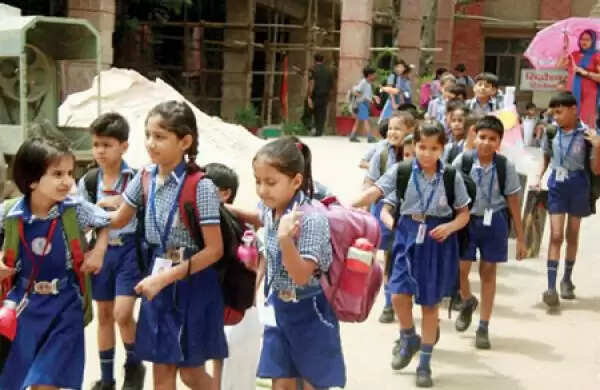 நாளை பள்ளிகள் திறப்பு: இதை தலைமை ஆசிரியர்களே முடிவு செய்யலாம்.. பள்ளிக்கல்வித்துறை வெளியிட்ட முக்கிய அப்டேட்..