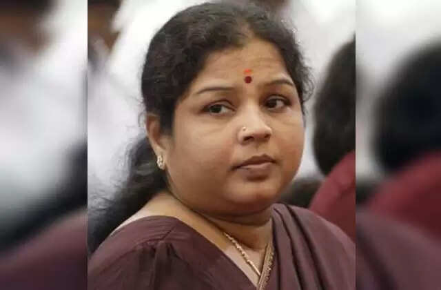 ​ஆறுமுகசாமி விசாரணை ஆணையம் முன்பு முதன் முறையாக ஓபிஎஸ், இளவரசி ஆஜர்.. [Click and drag to move] ​