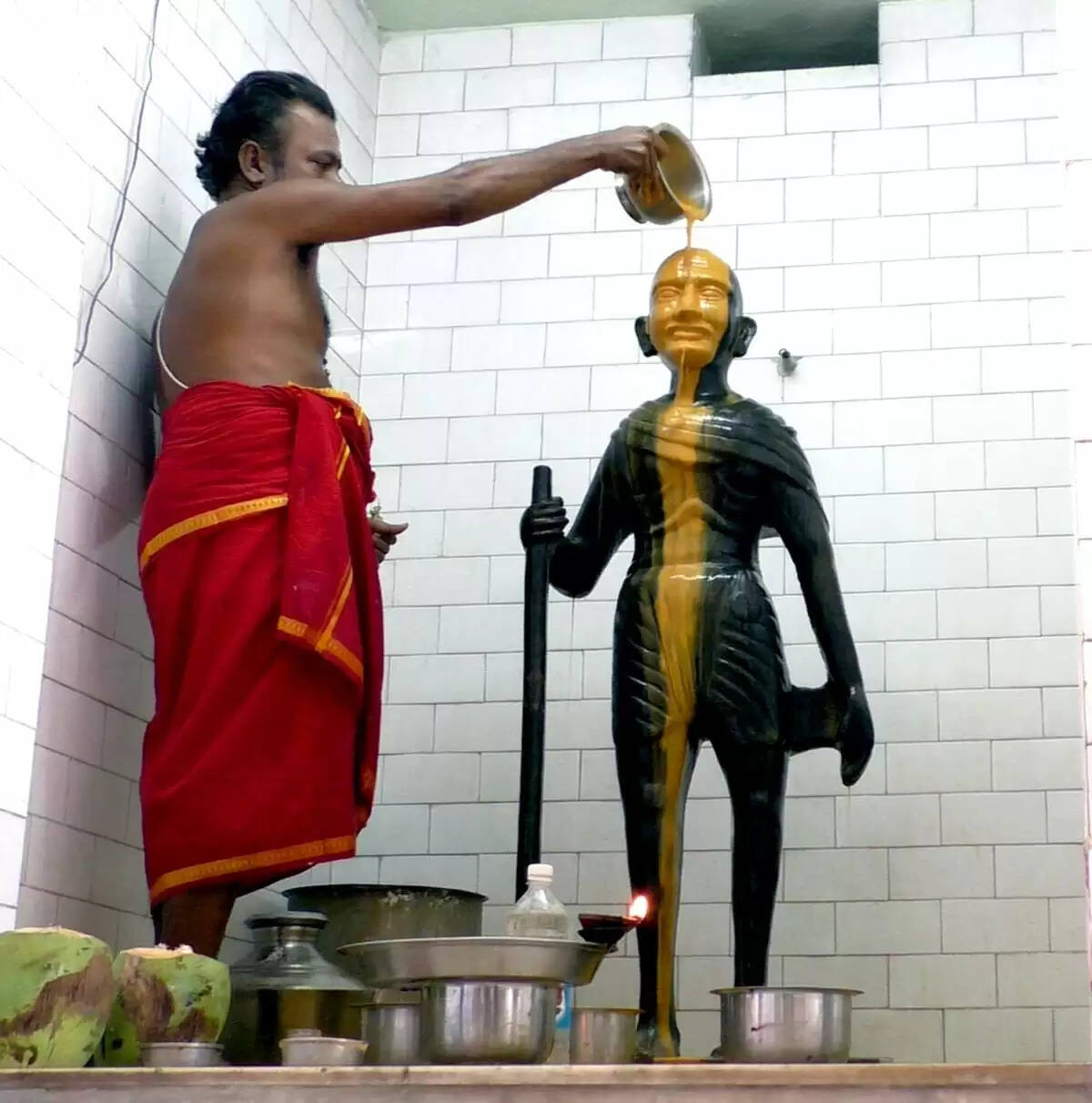 காந்திக்கு கோயில் கட்டி வழிபாடு – சிலைக்கு பால், பன்னீர் அபிஷேகம் !