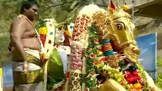 தங்க குதிரை வாகனத்தில் பச்சை பட்டுடுத்தி வைகையில் எழுந்தருளிய கள்ளழகர்!