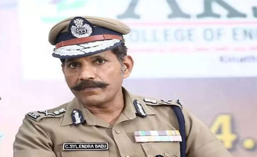 மெரினா கடற்கரையில் சிறுவனுக்கு முதலுதவி அளித்த டிஜிபி சைலேந்திர பாபு - குவியும் பாராட்டு!