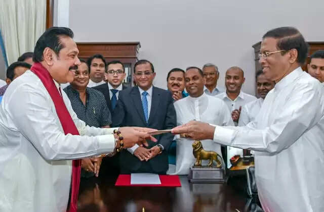 இலங்கை அரசியலில் திடீர் பரபரப்பு: புதிய பிரதமராக மகிந்த ராஜபக்சே பதவி ஏற்றார்