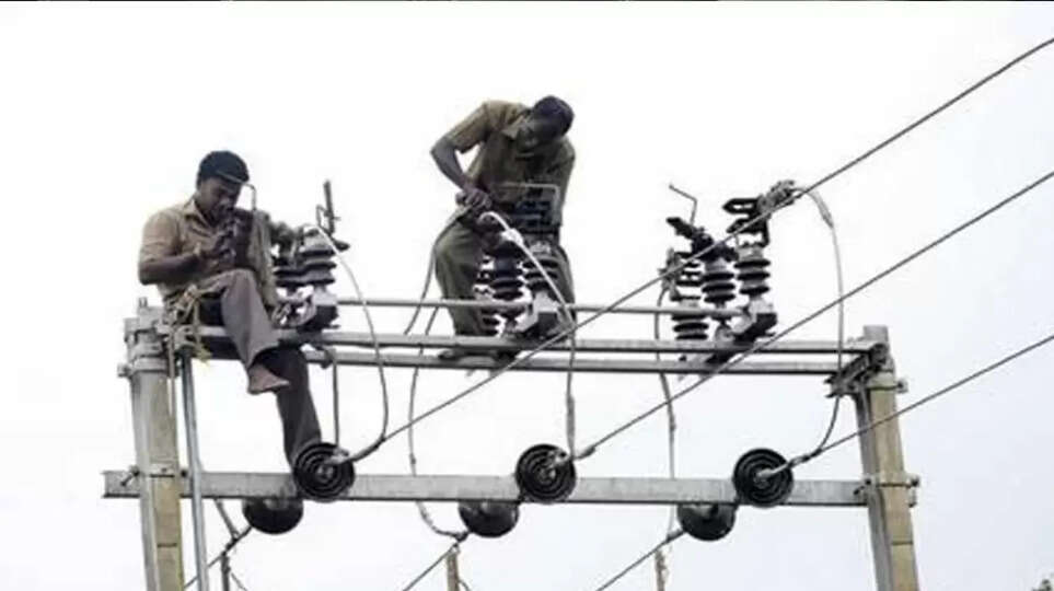  மின்வாரிய ஊழியர்கள் 