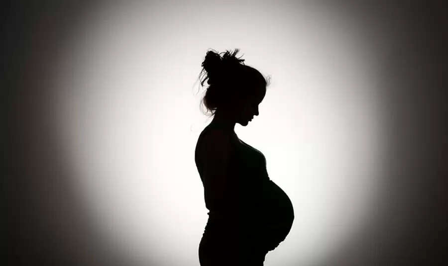 கர்ப்பிணையை அவசரமாக அழைத்துச்சென்ற ஆட்டோ ஓட்டுநர்.. மடக்கிப்பிடித்து பணம் கேட்ட போலீஸ்..