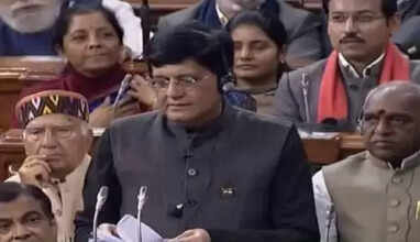 பட்ஜெட் தாக்கல் செய்து வருகிறார் நிதி அமைச்சர் பியூஸ் கோயல்