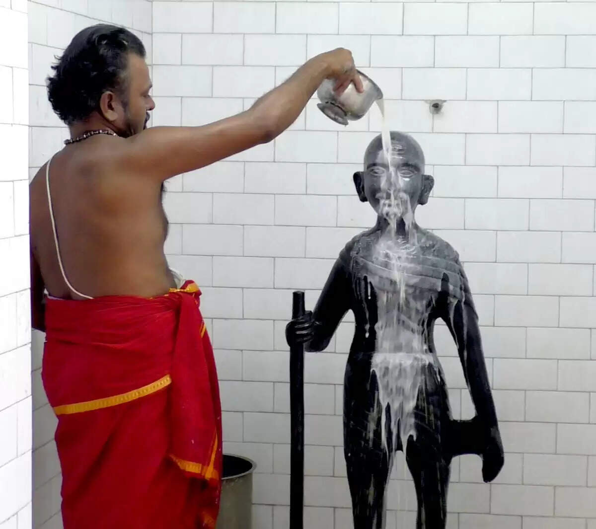 காந்திக்கு கோயில் கட்டி வழிபாடு – சிலைக்கு பால், பன்னீர் அபிஷேகம் !