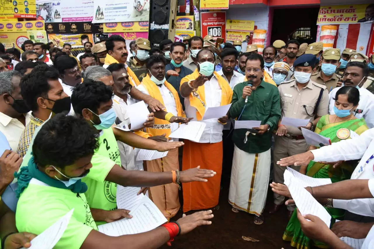 வாடிவாசலில் சீறி பாயும் காளைகள் ; விறுவிறுப்பாக நடக்கும்  பாலமேடு ஜல்லிக்கட்டு!
