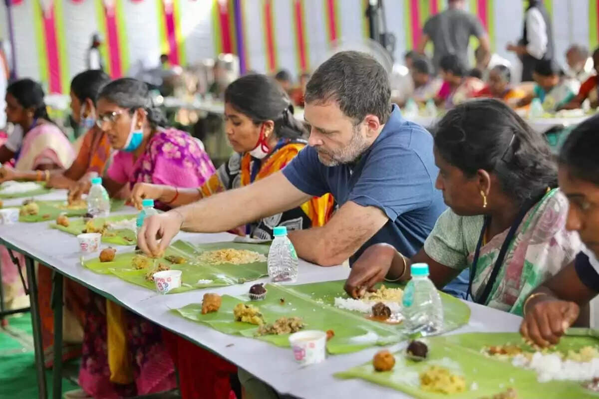 நெசவாளர்களுடன் உணவருந்திய ராகுல்! வைரலாகும் வீடியோ!