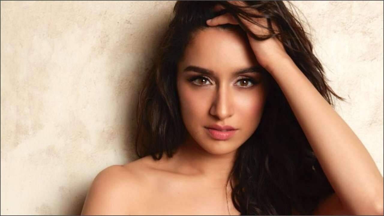SHRADDHA KAPOOR’S HOT CLEAVAGE POSE