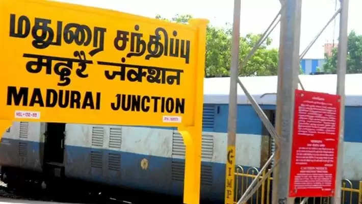 அரசுவேலை வாங்கி தருவதாக ரூ.4 லட்சம் மோசடி- பெண் உள்பட இருவரிடம் விசாரணை