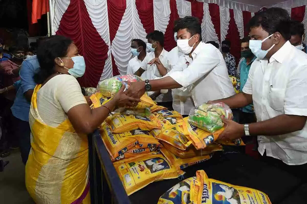 அரிசி-பருப்பு-மளிகை சாமான்கள் வழங்கிய உதயநிதி எம்.எல்.ஏ.