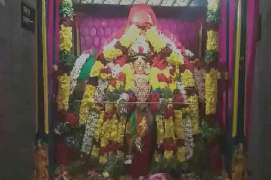 மதுரை: நவராத்திரி விளக்குபூஜையில், பேஸ்புக் நேரலையில் பங்கேற்ற பெண்கள்