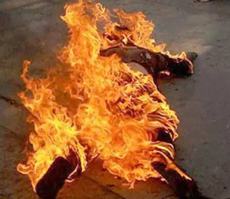 அத்திவரதர் ஆலயத்தின் முன் தீக்குளித்த ஆட்டோ டிரைவர்…அரைமணி நேரம் வேடிக்கை பார்த்த போலீஸ்…