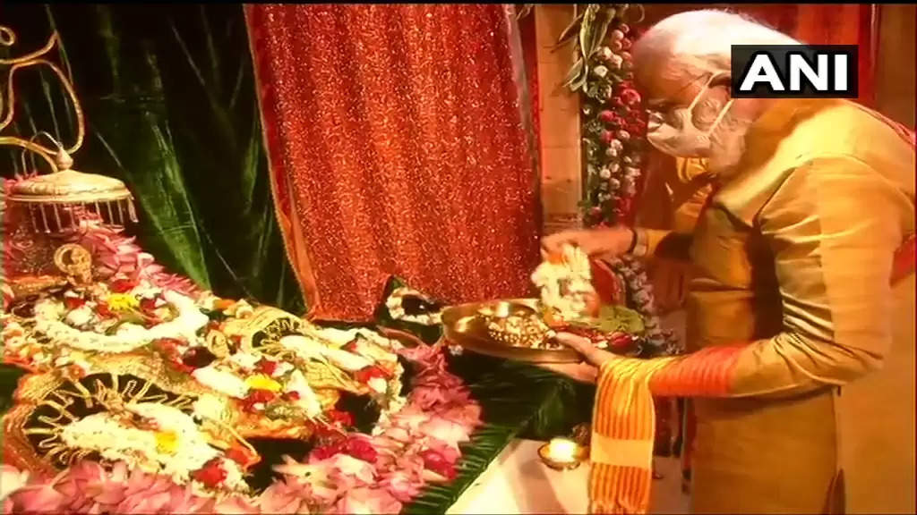 அயோத்தியில் ராமர் கோயிலுக்கு அடிக்கல் நாட்டினார் பிரதமர் மோடி