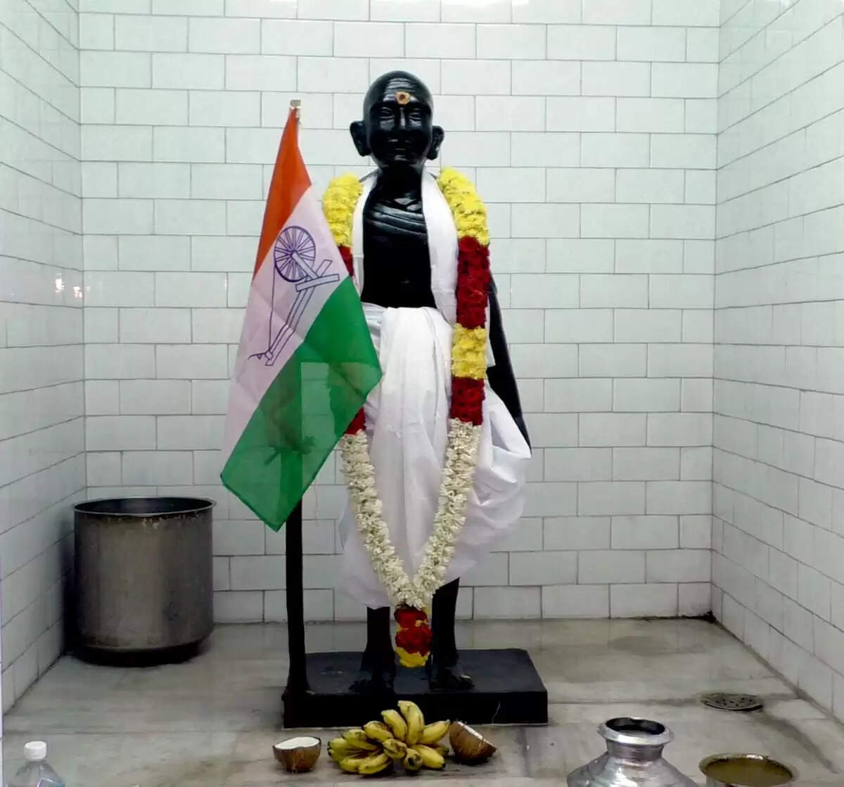 காந்திக்கு கோயில் கட்டி வழிபாடு – சிலைக்கு பால், பன்னீர் அபிஷேகம் !