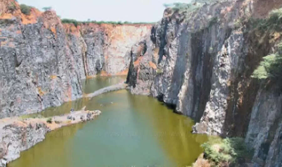 கல்குவாரி உரிமையாளர்களின் போராட்டத்தை முடிவுக்கு கொண்டுவருக..! ஓபிஎஸ் வலியுறுத்தல்.