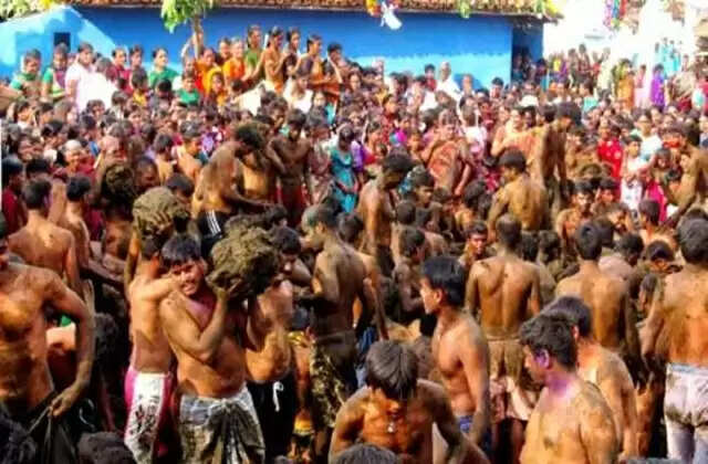 கும்டாபுரம் பீரேஸ்வரர் கோயில் சாணி குண்டம் இறங்கும் விநோத திருவிழா!