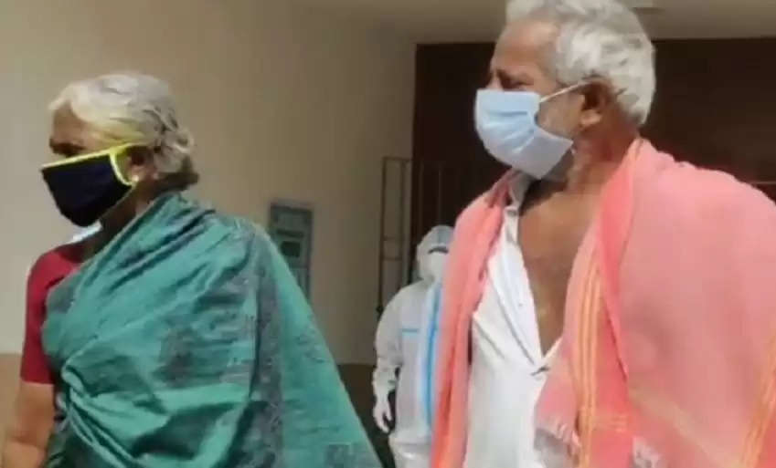 76 வயது கணவருக்கு கொரோனா : கொரோனா வார்டிலேயே தங்கி கவனித்து கொண்ட 66 வயது மூதாட்டி!