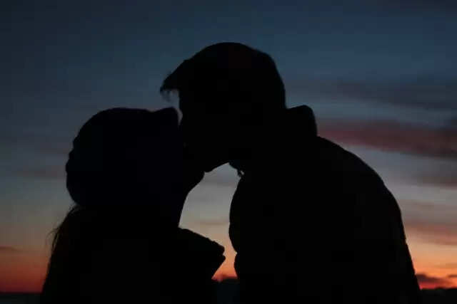 லிப் லாக்கில் இவ்வளவு நன்மைகளா?… அப்போ உடனே களத்துல இறங்குங்க!