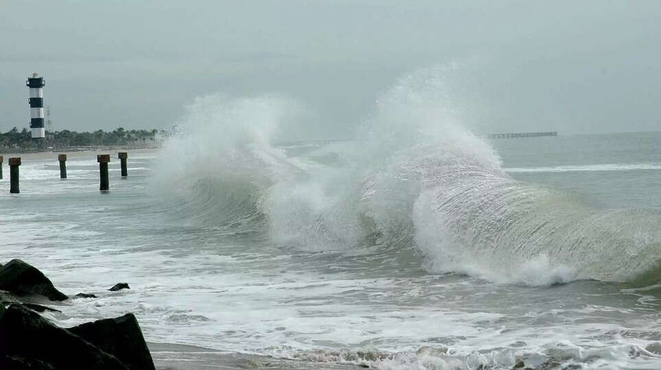  சூறாவளிக்காற்று வீசக்கூடும்.. இந்தப் பகுதிகளுக்குச் செல்ல வேண்டாம் - மீனவர்களுக்கு எச்சரிக்கை..