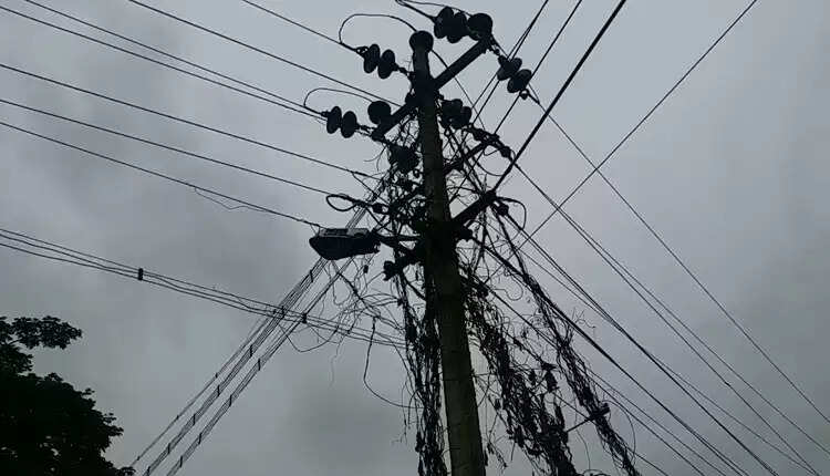 மின் கம்பியை பிடித்தபடி இளைஞர் மரணம்.. சென்னையில் பரபரப்பு..