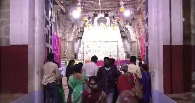 கடலூர்- நடராஜர் கோயிலில் பிரம்மாண்ட கொலுவை கண்டு ரசிக்கும் பக்தர்கள்