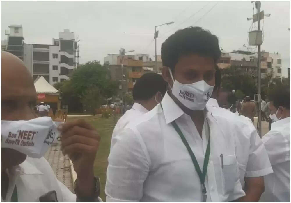 ‘BAN NEET’ வாசகத்துடன் கூடிய மாஸ்க் அணிந்து திமுக எம்எல்ஏக்கள் வருகை!