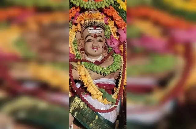 உத்திரகோசமங்கையில் புதிய சந்தனகாப்பு அலங்காரத்தில் மரகத நடராஜர்