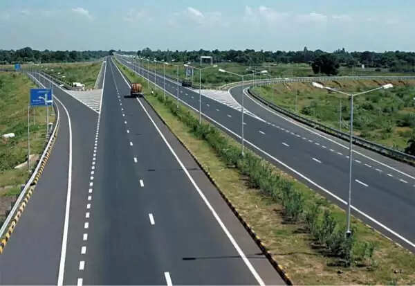 8 வழி சாலை அராஜகம்! ஆம்புலன்ஸ் போகவும் வழி இல்லை!