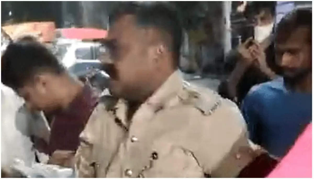 இளம்பெண்ணிடம் சில்மிஷம் செய்த காவலர் மீது தாக்குதல் : 5 பேர் கைது!