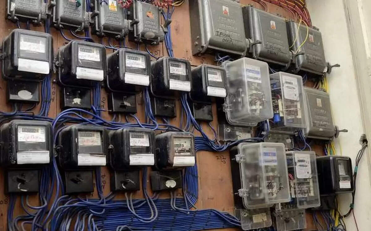 இந்த நம்பருக்கு போன் செய்து மின்தடை, மின் கம்பங்கள் சேதம் பற்றி புகார் அளிக்கலாம்!